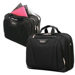 Дорожная сумка "Wenger " с 3-мя автономными отделениями на сверхпрочных молниях, плечевым ремнем, ремнями для крепления сумки на ручку чемодана, внутренним карманом-органайзером, включающем ключницу, карман для телефона и многочисленными ка