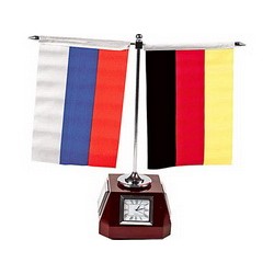 Часы настол. с подставкой для 2-х флажков 19х12 см(флаг России в компл
