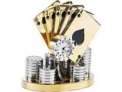 Часы Казино с игральными картами и фишками золотистый