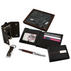 Набор:портмоне, ключница, брелок, ручка шариковая, кожзам, металл, черный
