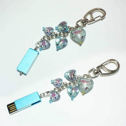 Флэш-карта - брелок с карабином, USB, 4Gb, на цепочке с подвесками Сердечки, голубой