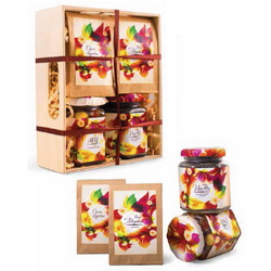 Набор"Золотой улей ", в подарочной коробке, черный элитный чай медовый, 30 г, мед с фундуком, 30 г, драже с цветочной пыльцой в шоколадной глазури, 160г, орех кедровый, 80 г,